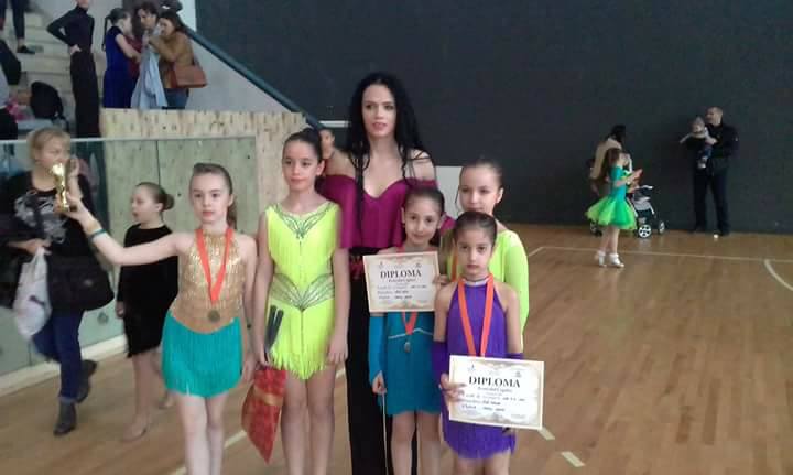 Crisan Ana-Maria cu sportivele de la fete solo - lectii de dans